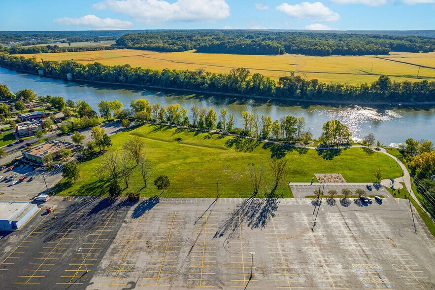 N Riverside Drive, Clarksville, TN à vendre - Photo de l’immeuble – Image 3 sur 15