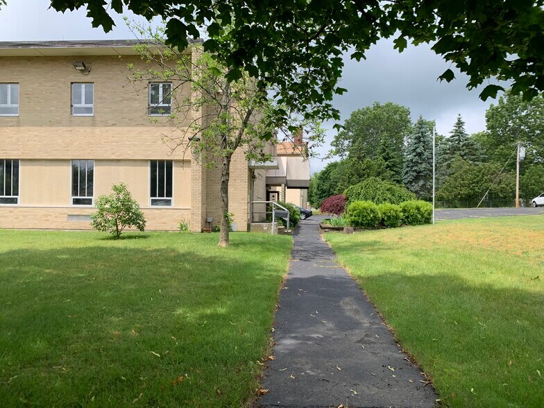 630 Rathbun St, Blackstone, MA à vendre - Photo de l’immeuble – Image 3 sur 7