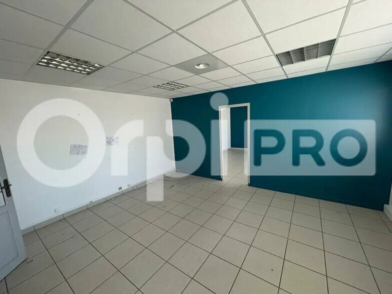 Bureau dans Grigny à louer - Photo de l’immeuble – Image 3 sur 4