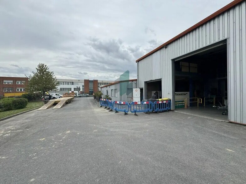 Local d’activités dans Goussainville à louer - Photo de l’immeuble – Image 1 sur 7
