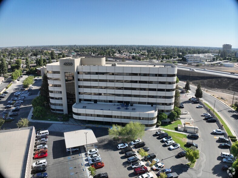 4550 California Ave, Bakersfield, CA à louer – Image 2 sur 17