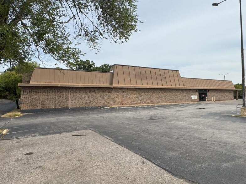 8563 Watson Rd, Saint Louis, MO à louer - Photo de l’immeuble – Image 2 sur 5