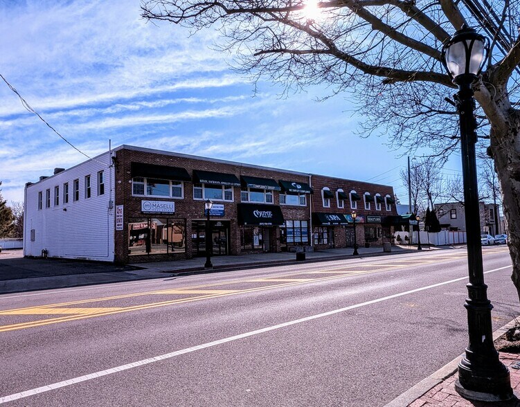 52-54 Broadway, Greenlawn, NY à vendre - Photo de l’immeuble – Image 3 sur 13