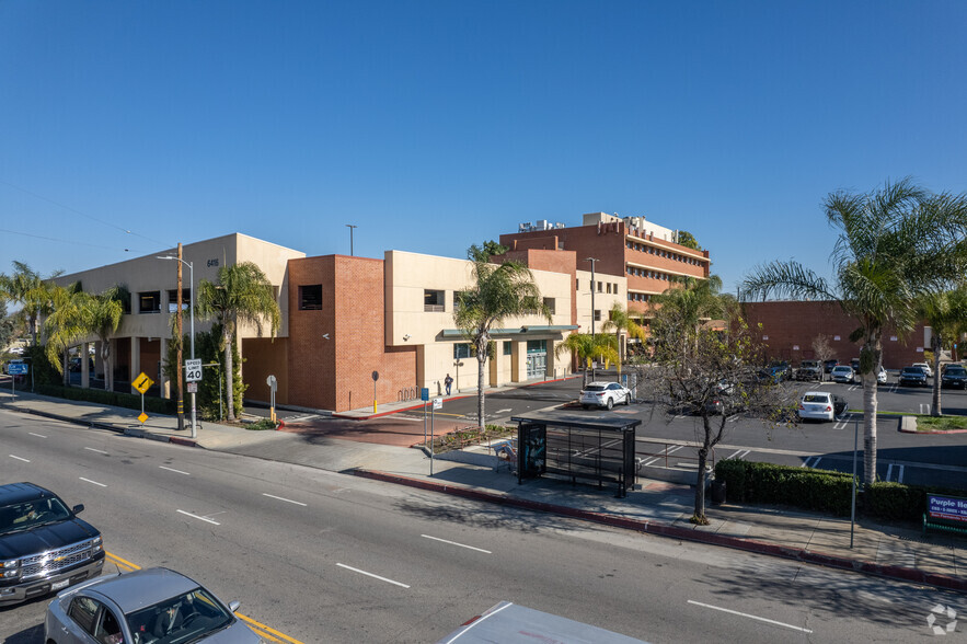 19231 Victory Blvd, Reseda, CA à louer - Photo de l’immeuble – Image 3 sur 13