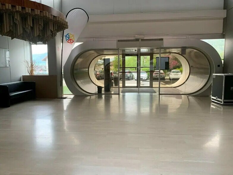 Bureau dans Saint-Étienne-de-Crossey à louer - Photo de l’immeuble – Image 2 sur 12