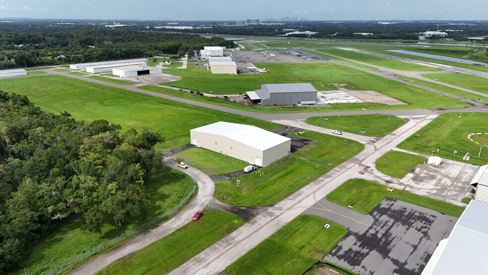 6950 Tampa Executive Arpt Blvd blvd, Tampa, FL à louer - Photo de l’immeuble – Image 3 sur 4