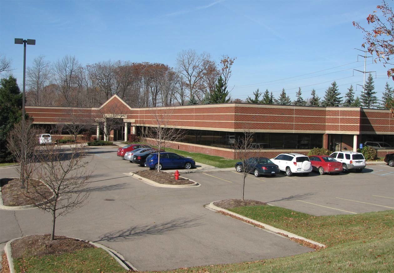 41650 Gardenbrook Rd, Novi, MI à louer Photo de l’immeuble– Image 1 sur 4