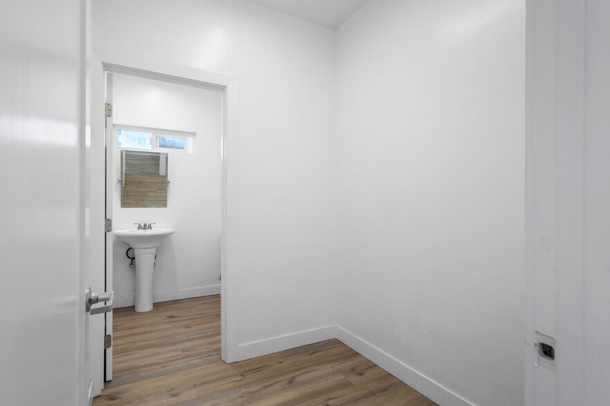 3170 E 11th St, Los Angeles, CA à louer - Photo de l’immeuble – Image 3 sur 22