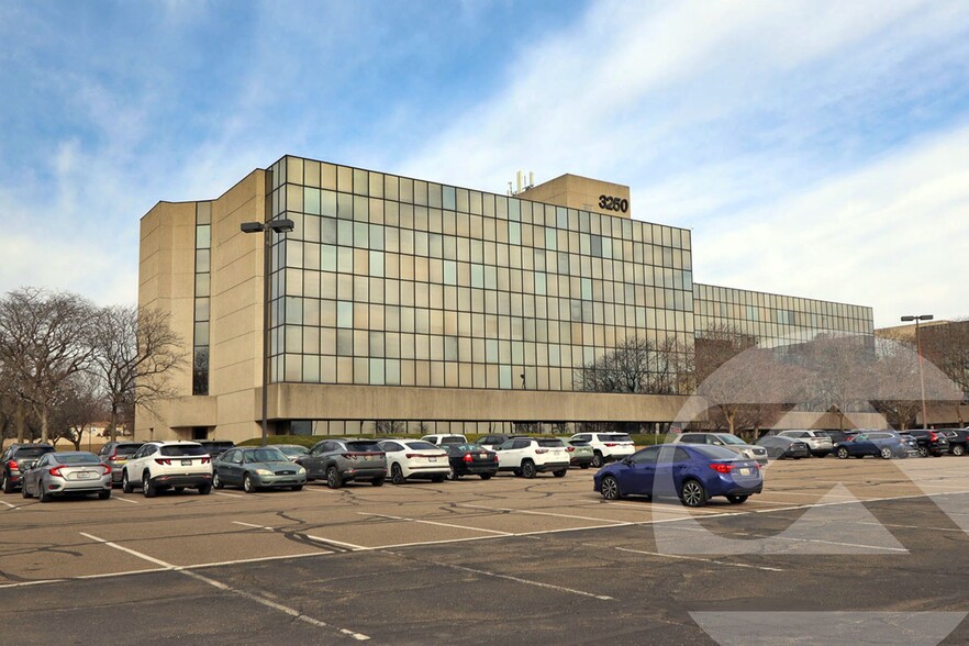 3250 W Big Beaver Rd, Troy, MI à louer - Photo de l’immeuble – Image 1 sur 11