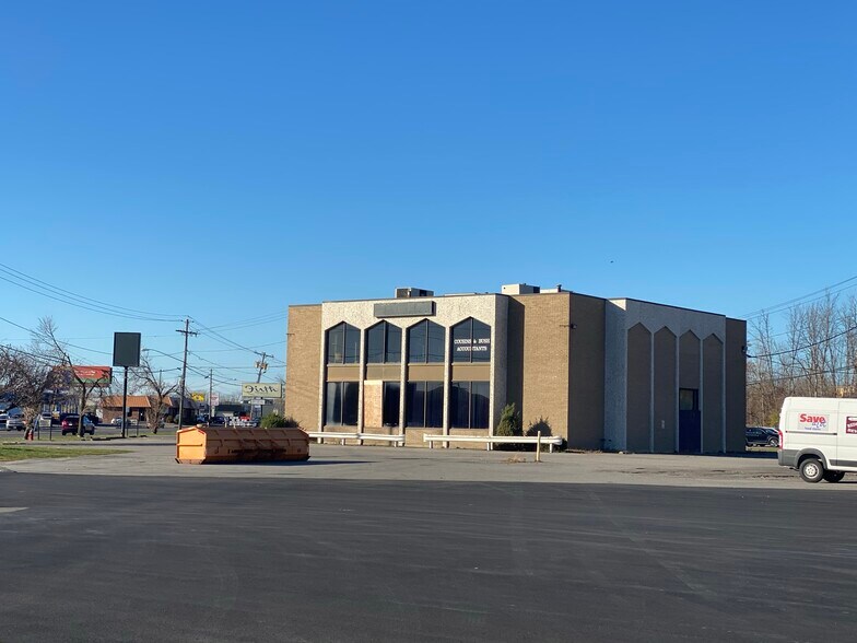 2443 Military Rd, Niagara Falls, NY à vendre - Photo de l’immeuble – Image 2 sur 11