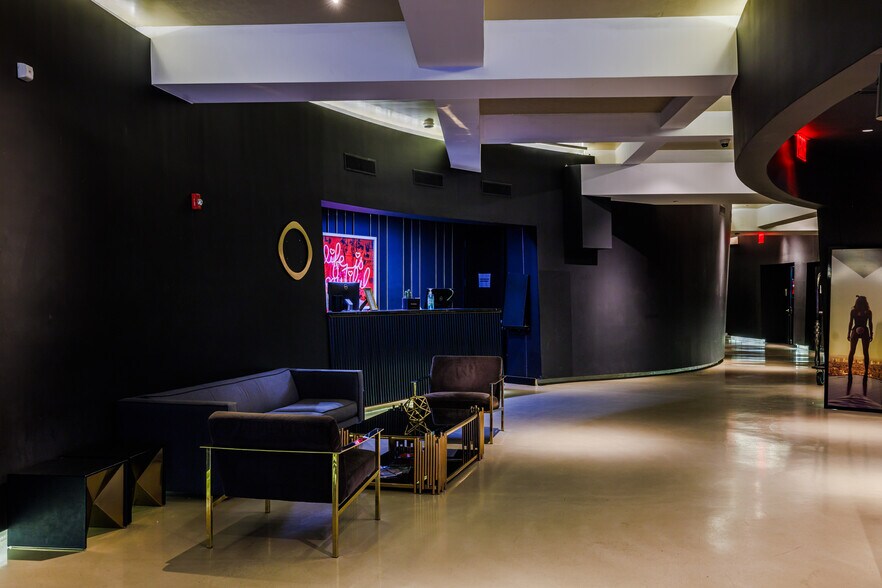510 W 42nd St, New York, NY à vendre - Hall d’entrée – Image 2 sur 18