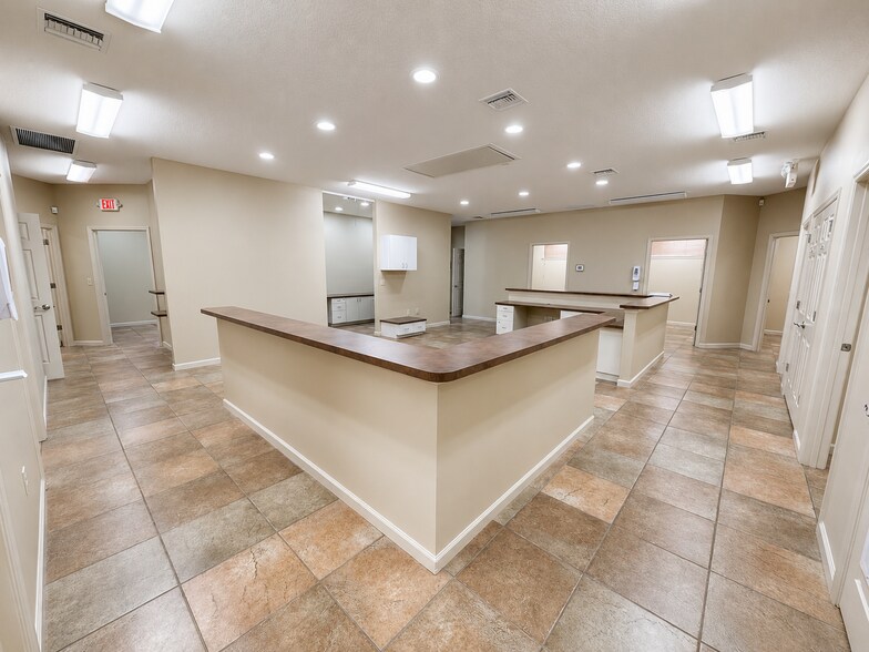 1043 Town Center Dr, Orange City, FL à louer - Photo de l’immeuble – Image 3 sur 7