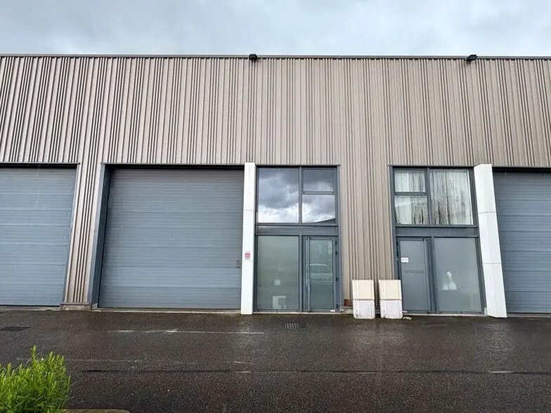 Local d'activités dans Saint-Genis-les-Ollières à vendre - Photo de l’immeuble – Image 1 sur 4