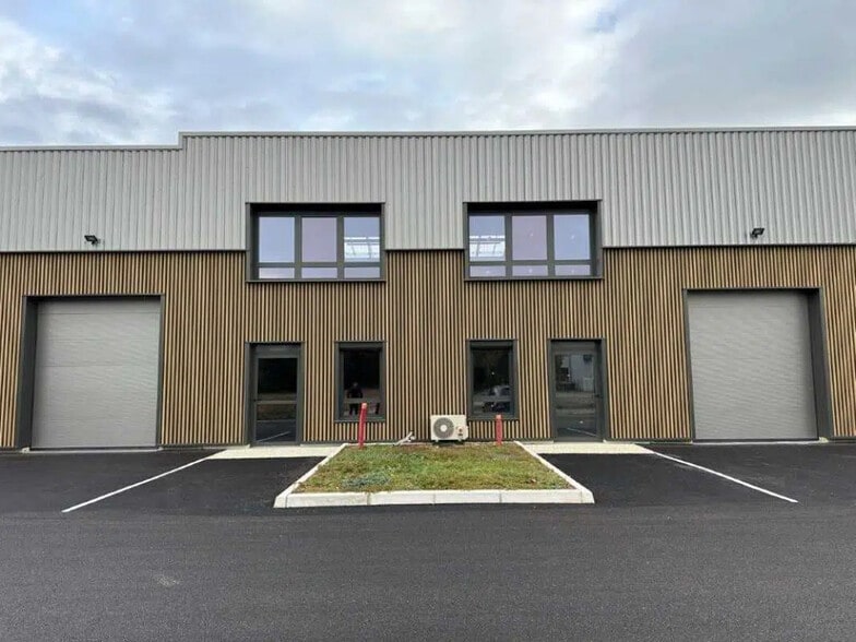 Industriel/Logistique dans Bourgoin-Jallieu à louer - Photo de l’immeuble – Image 2 sur 3