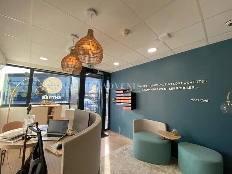 Bureau dans Élancourt à louer - Photo de l’immeuble – Image 1 sur 8