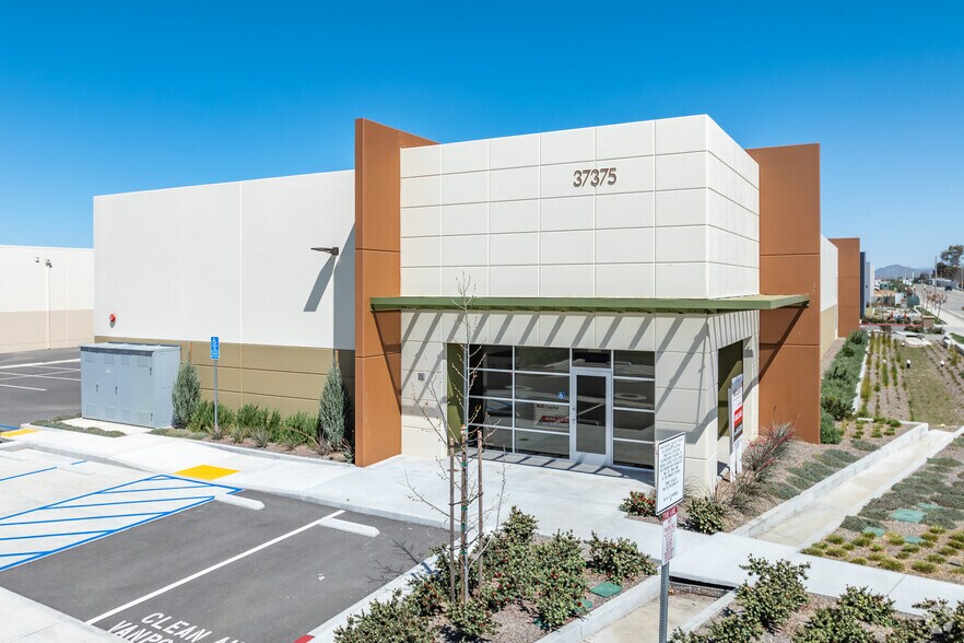 37375 Industry Way, Murrieta, CA à louer - Photo de l’immeuble – Image 1 sur 7