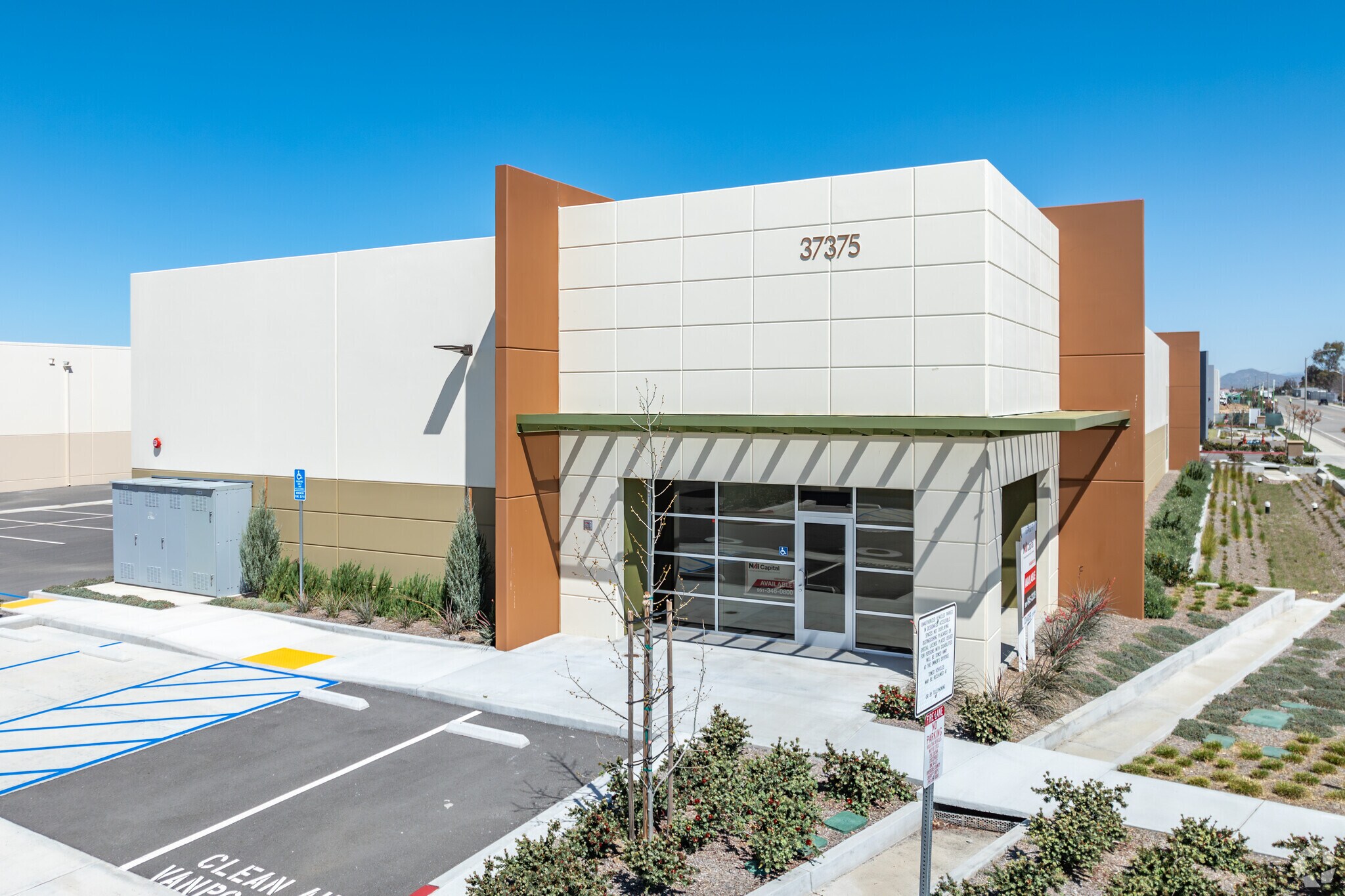 37375 Industry Way, Murrieta, CA à louer Photo de l’immeuble– Image 1 sur 8