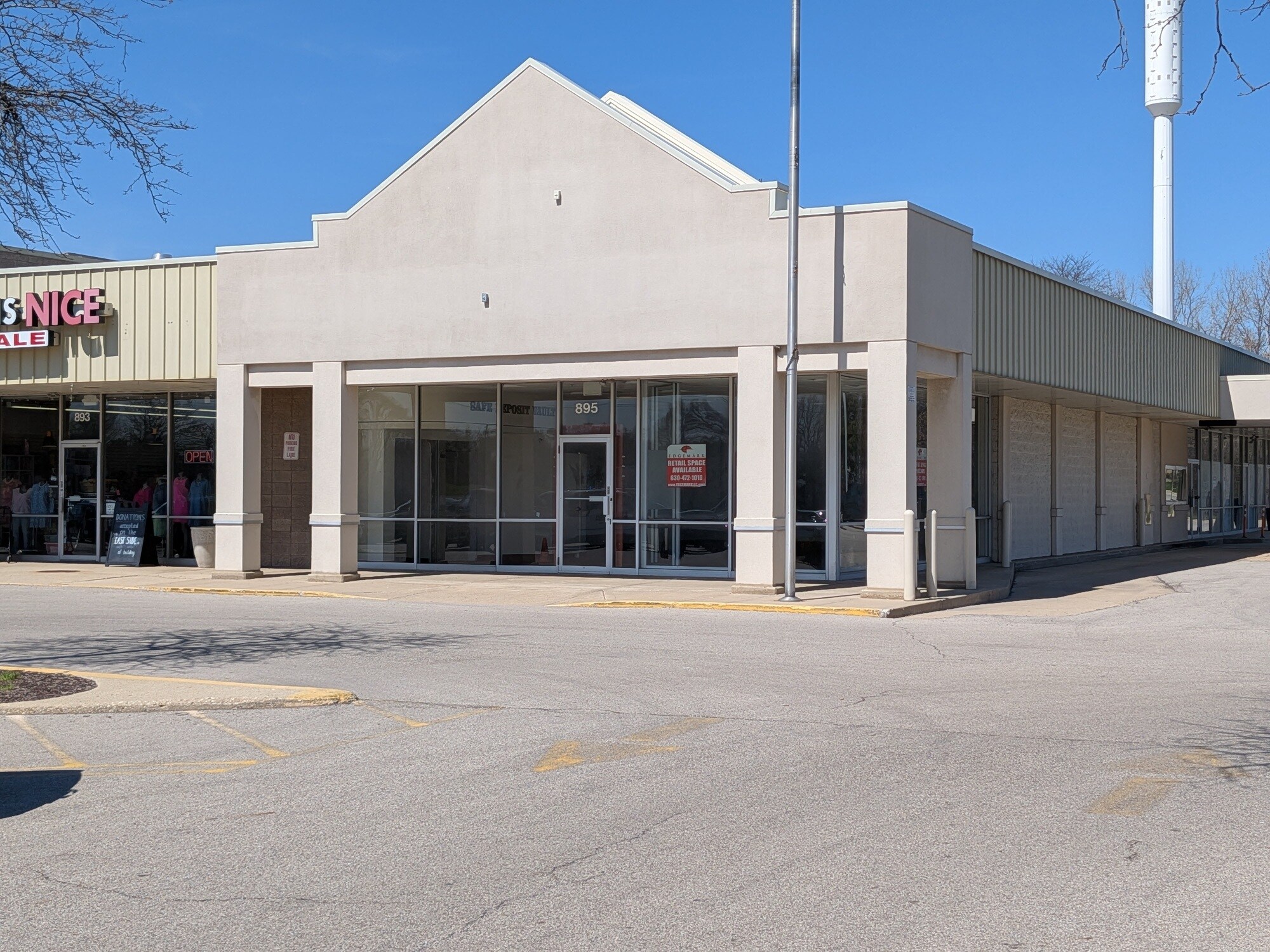 875-901 E Geneva Rd, Carol Stream, IL à louer Photo de l’immeuble– Image 1 sur 4
