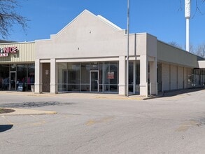875-901 E Geneva Rd, Carol Stream, IL à louer Photo de l’immeuble– Image 1 sur 4