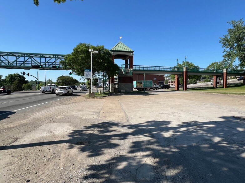 261 Riverside dr, Clarksville, TN à vendre - Photo de l’immeuble – Image 2 sur 10