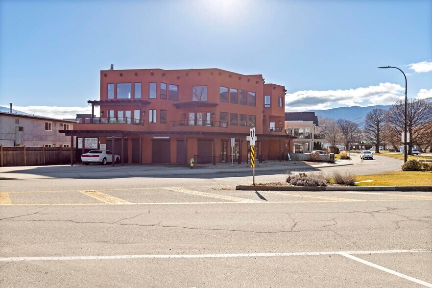 1070 Lakeshore Dr W, Penticton, BC à vendre - Photo de l’immeuble – Image 2 sur 11