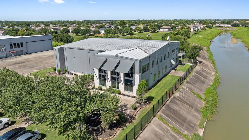 18000 Groeschke Rd, Houston, TX à louer - Photo de l’immeuble – Image 2 sur 45