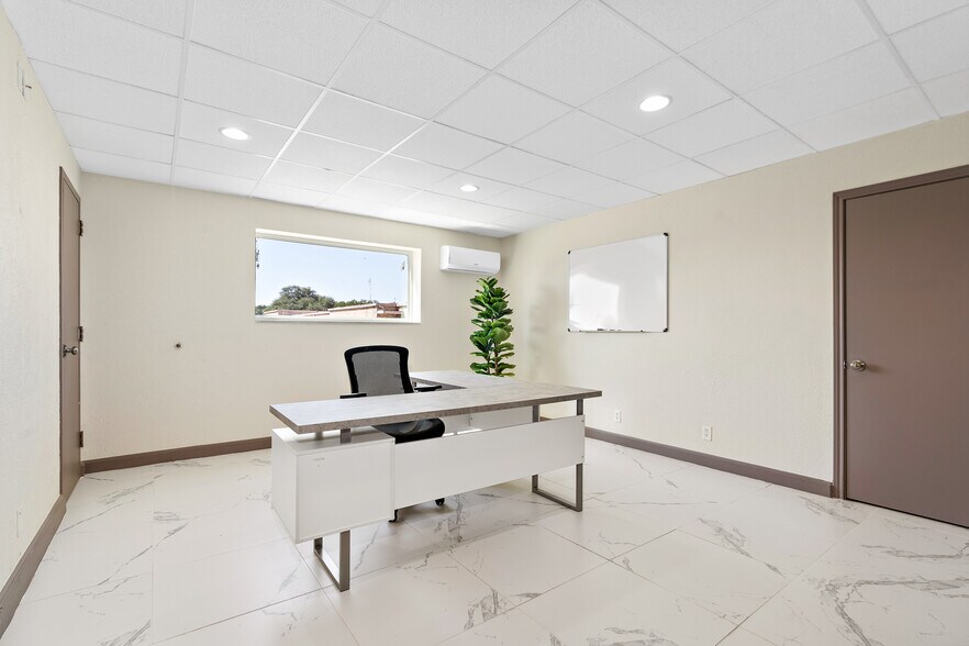 200 N San Jacinto St, Whitney, TX à louer - Photo de l’immeuble – Image 1 sur 22
