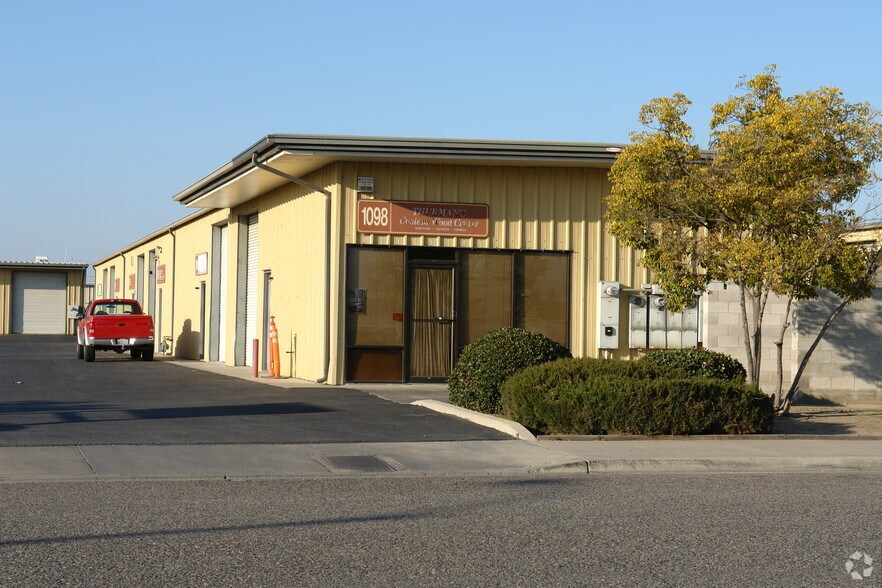 1078-1098 E Walnut Ave, Tulare, CA à louer - Photo principale – Image 3 sur 4