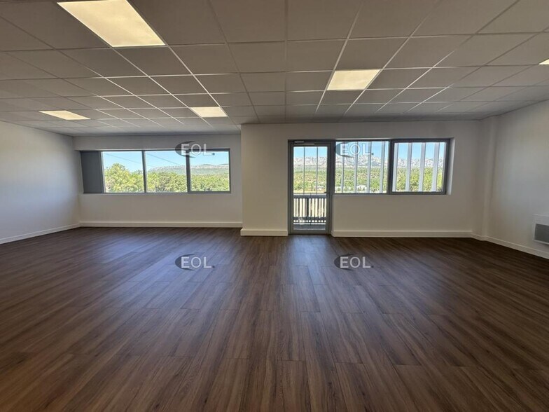 Local d’activités dans Rousset à louer - Photo de l’immeuble – Image 3 sur 15