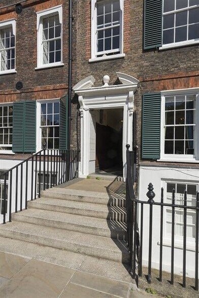 1 New Sq, Londres à louer - Photo de l’immeuble – Image 2 sur 20