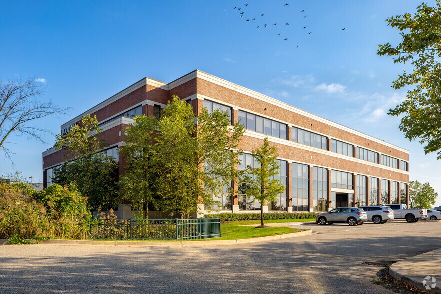 17440 College Pky, Livonia, MI à louer - Photo principale – Image 1 sur 15