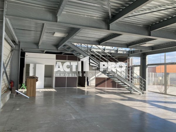 Local d'activités dans Saint-Cyprien à vendre - Photo intérieure – Image 2 sur 4