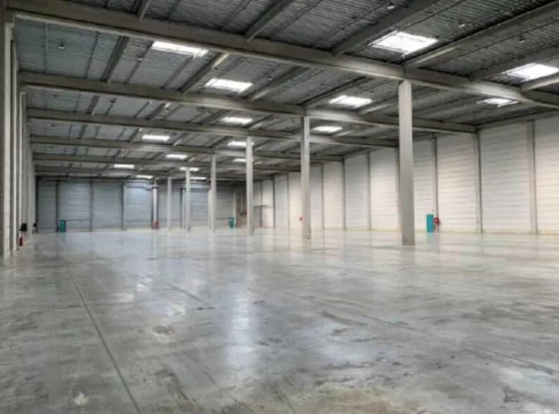 Industriel/Logistique dans Longueil-Sainte-Marie à louer - Photo de l’immeuble – Image 2 sur 7