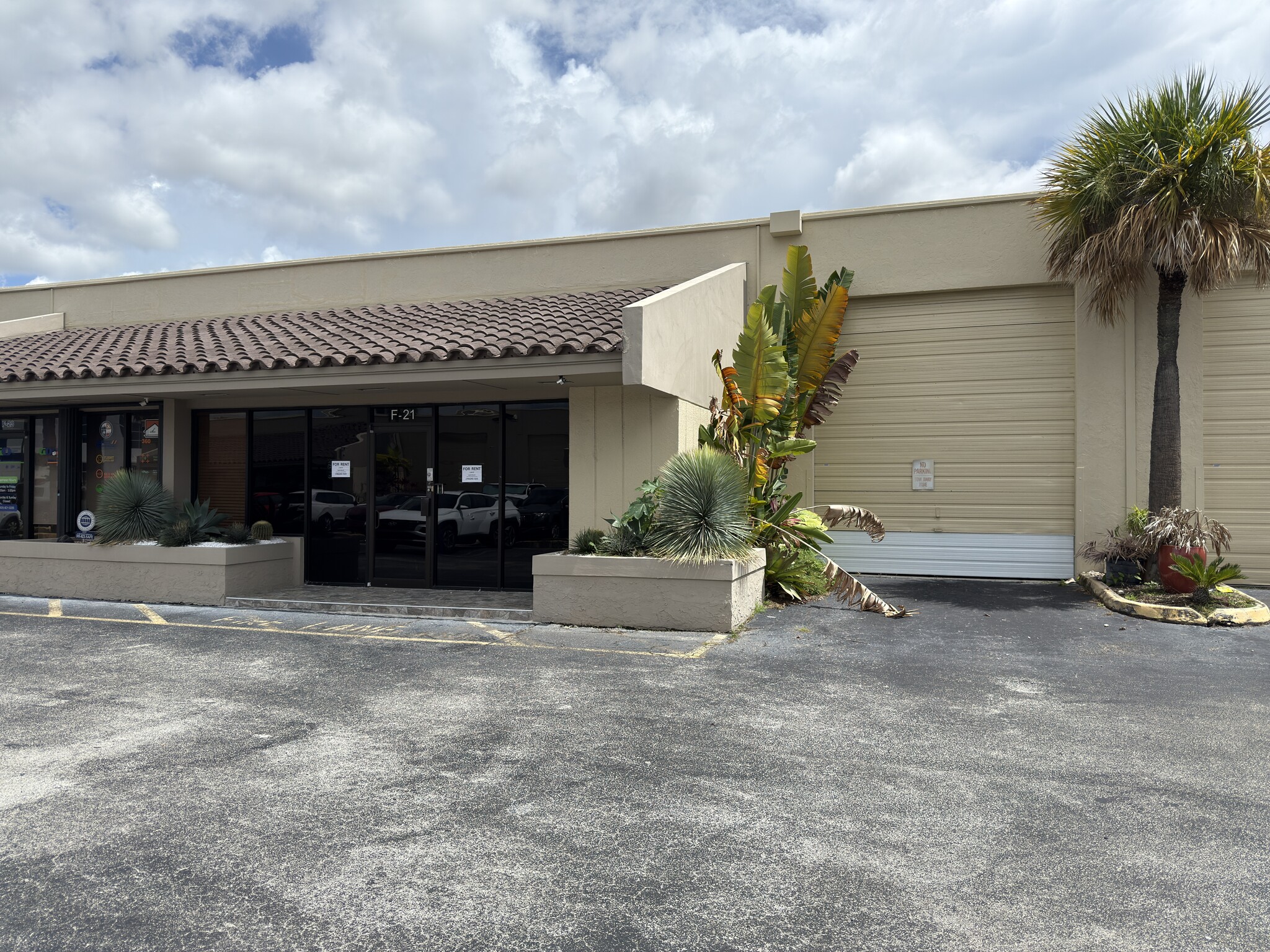 6157 NW 167th St, Miami Lakes, FL à louer Photo de l’immeuble– Image 1 sur 26