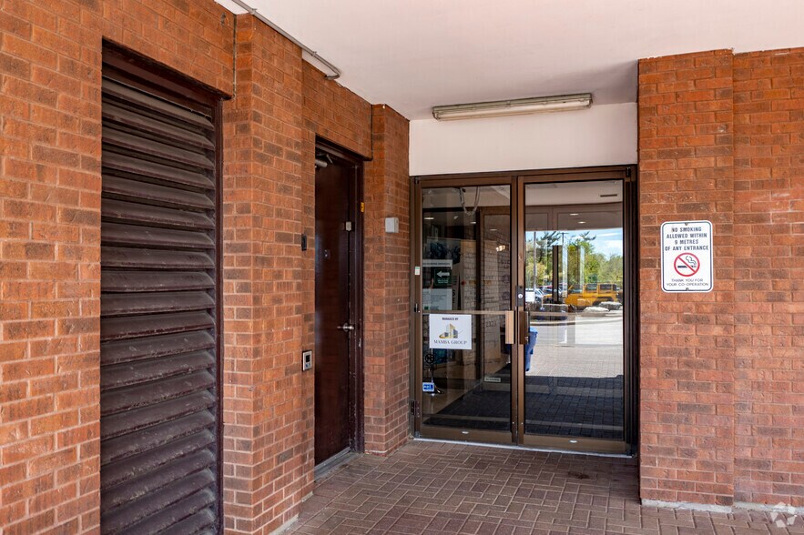 2227 S Millway Blvd, Mississauga, ON à louer - Photo de l’immeuble – Image 3 sur 5