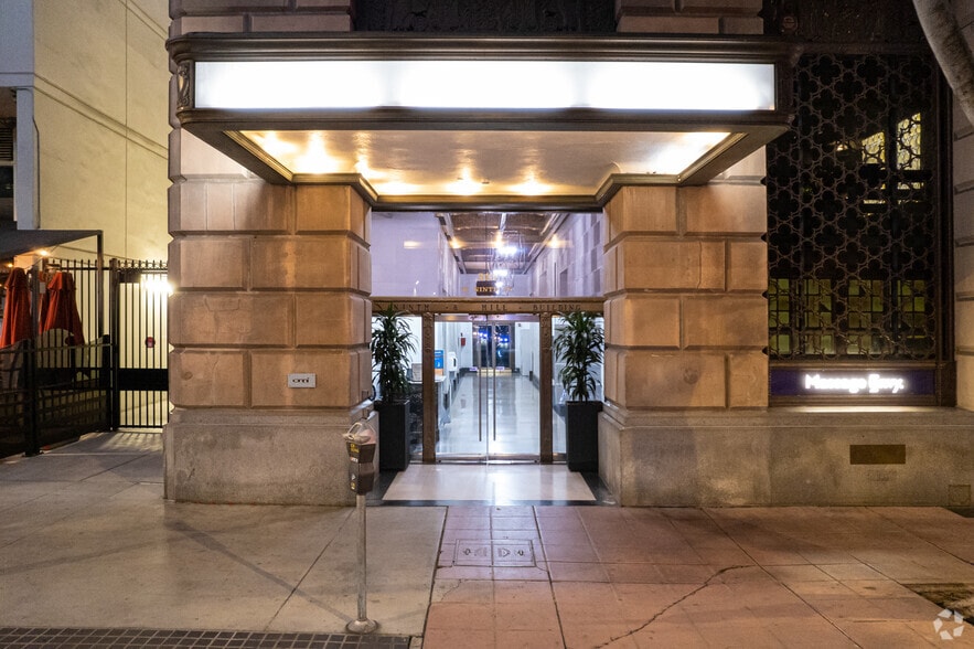 315 W 9th St, Los Angeles, CA à louer - Photo de l’immeuble – Image 3 sur 31