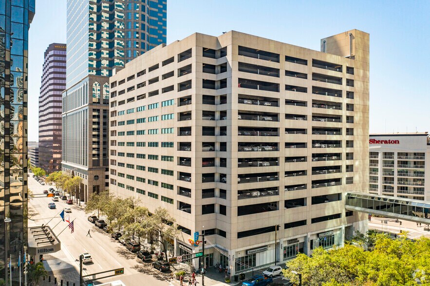 203 N Ashley Dr, Tampa, FL à louer - Photo de l’immeuble – Image 3 sur 8