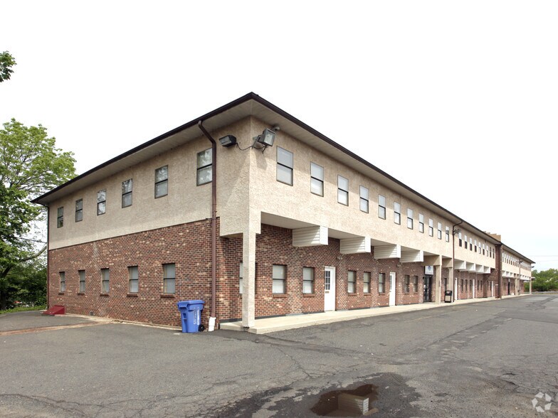 7 Cedar Grove Ln, Somerset, NJ à louer - Photo de l’immeuble – Image 3 sur 6
