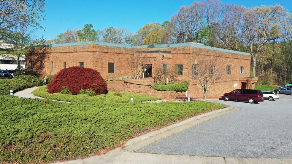 130 Charlois Blvd, Winston-Salem, NC à louer - Photo de l’immeuble – Image 1 sur 6