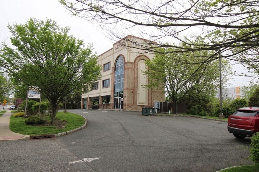 300 Penhorn Ave, Secaucus, NJ à louer - Photo de l’immeuble – Image 2 sur 5