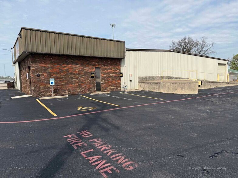 3755 E Kearney St, Springfield, MO à louer - Photo de l’immeuble – Image 2 sur 32
