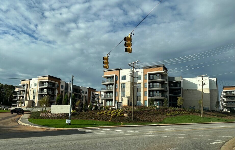 2702 Pelham Rd, Greenville, SC à louer - Photo de l’immeuble – Image 1 sur 11