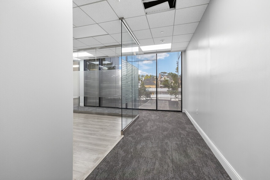 17 S Briar Hollow Ln, Houston, TX à louer - Photo intérieure – Image 3 sur 95