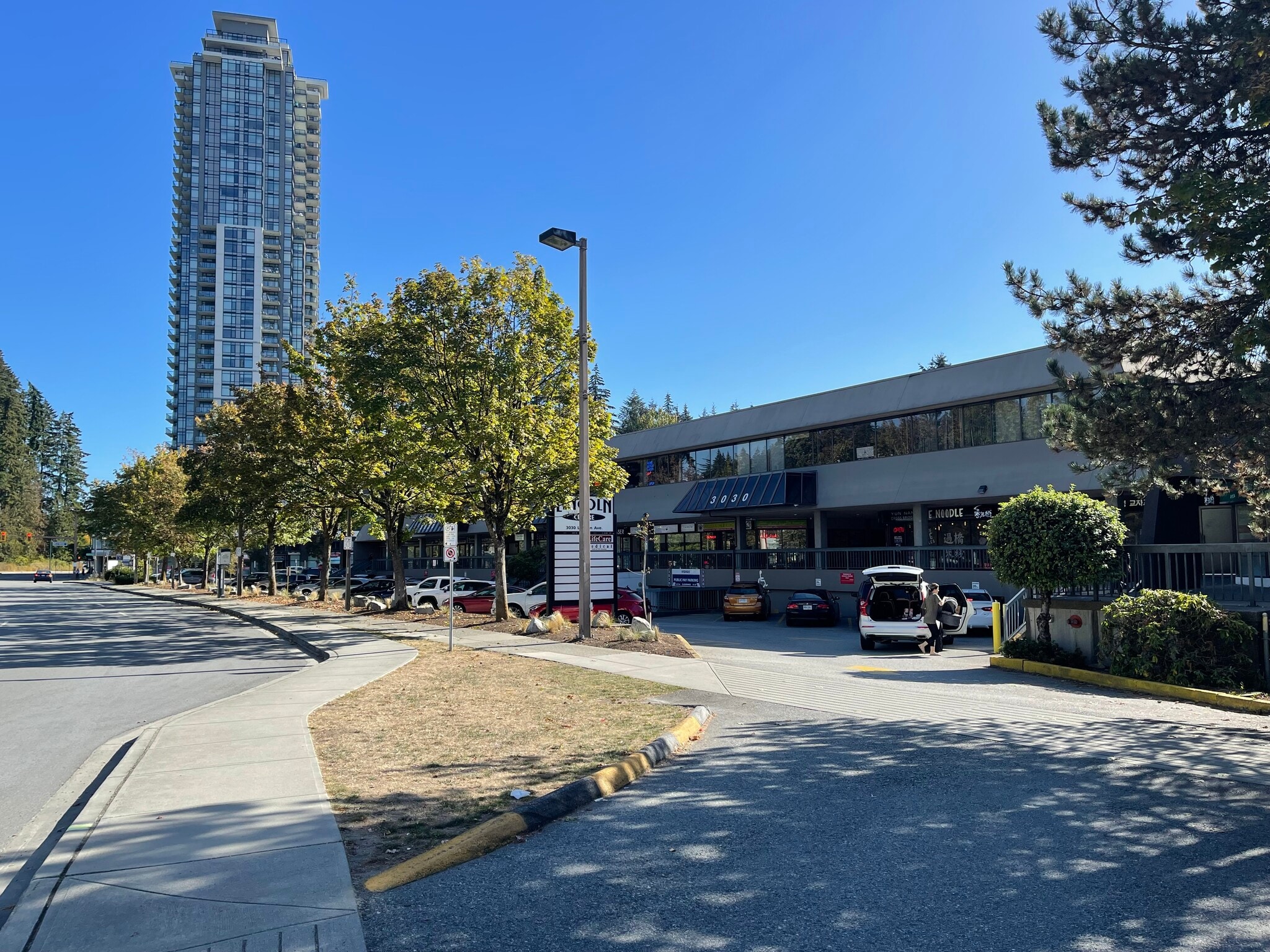 3030 Lincoln Ave, Coquitlam, BC à louer Photo de l’immeuble– Image 1 sur 9