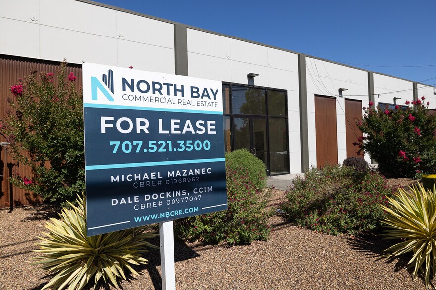 3075 Coffey Ln, Santa Rosa, CA à louer - Photo de l’immeuble – Image 2 sur 17
