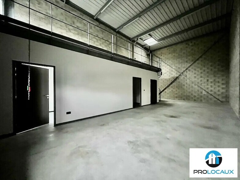Local d’activités dans Margny-lès-Compiègne à louer - Photo de l’immeuble – Image 2 sur 6