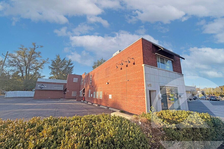 611-615 W 9 Mile Rd, Ferndale, MI à vendre - Photo principale – Image 1 sur 1