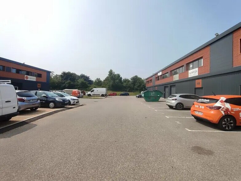 Local d'activités dans Vaulx-Milieu à vendre - Photo de l’immeuble – Image 1 sur 9