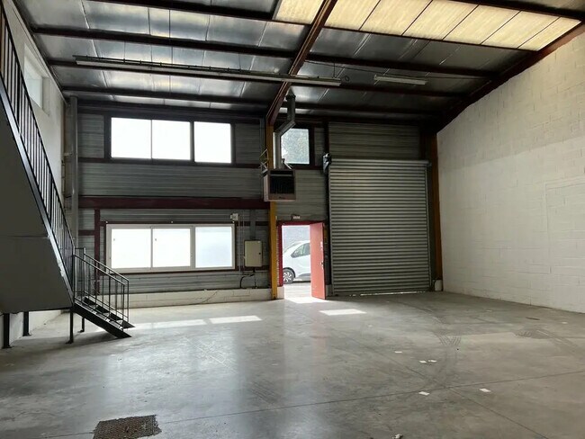 Plus de détails pour Bureau, Local d'activités à louer