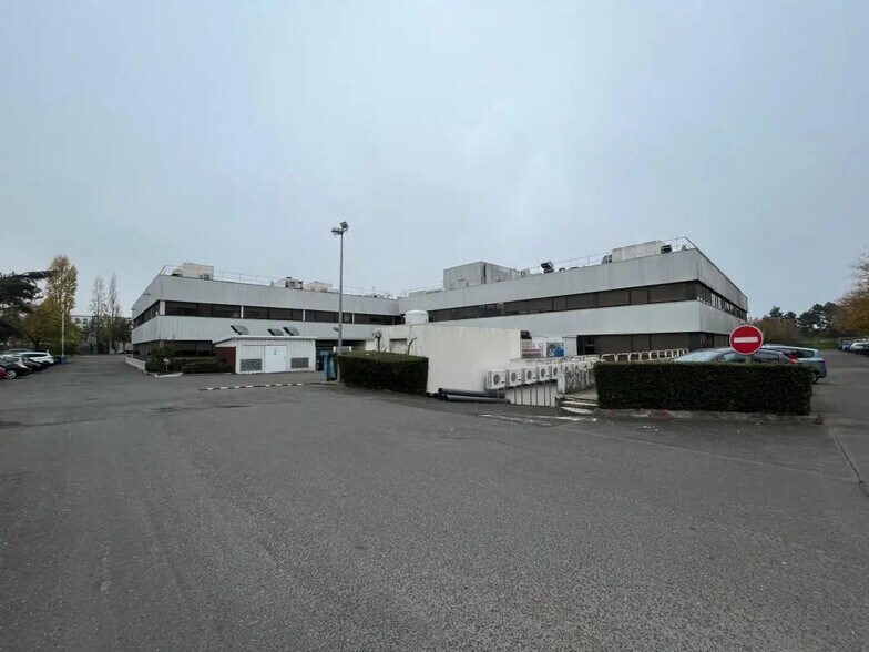 Local d’activités dans SAINT-OUEN-L'AUMONE à louer - Photo de l’immeuble – Image 3 sur 11